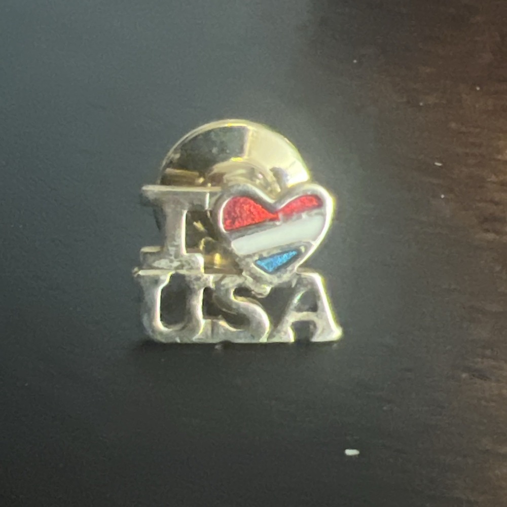 I Heart Love USA Tie Tack Lapel Pin Avon 1981 Vtg - Picture 1 of 2